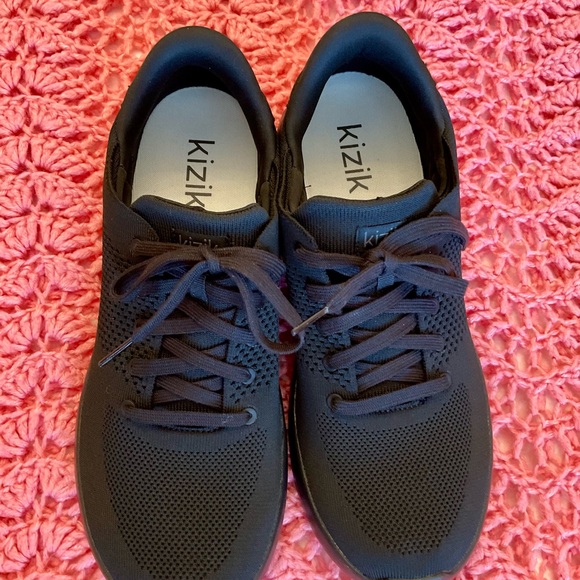 KIZIK Men's Black Sneakers - Picture 1 of 11